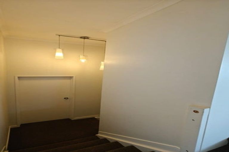 Photo of property in 31 Mandeville Place, Unsworth Heights, Auckland, 0632