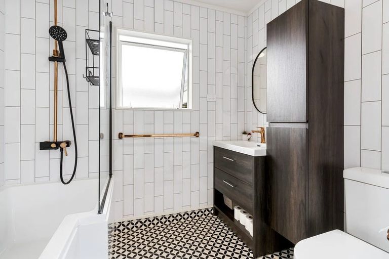 Photo of property in 2/2 Hatherley Place, Clendon Park, Auckland, 2103