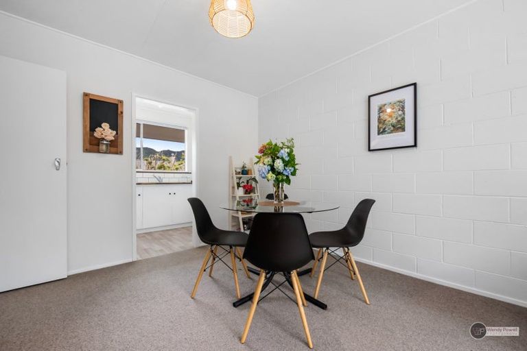 Photo of property in 44i Whites Line West, Woburn, Lower Hutt, 5010