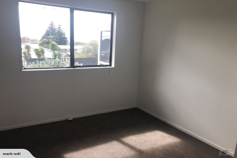 Photo of property in 15 Wakeling Avenue, Te Atatu South, Auckland, 0610
