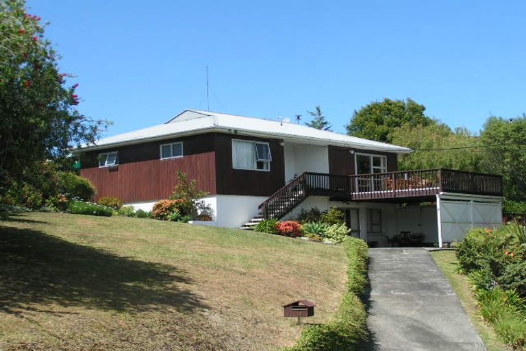 Photo of property in 16 Valley Road, Northcote, Auckland, 0626