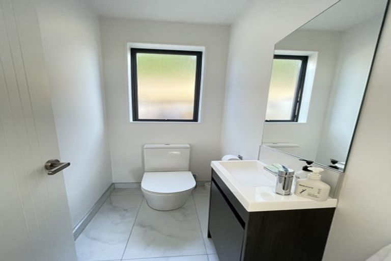 Photo of property in 3/4 Mcquoid Place, Glenfield, Auckland, 0629