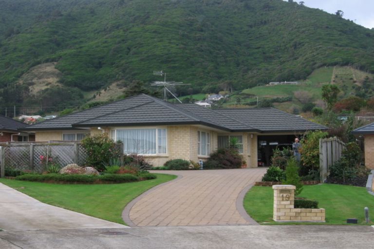 Photo of property in 19 Balmerino Grove, Waikanae, 5036