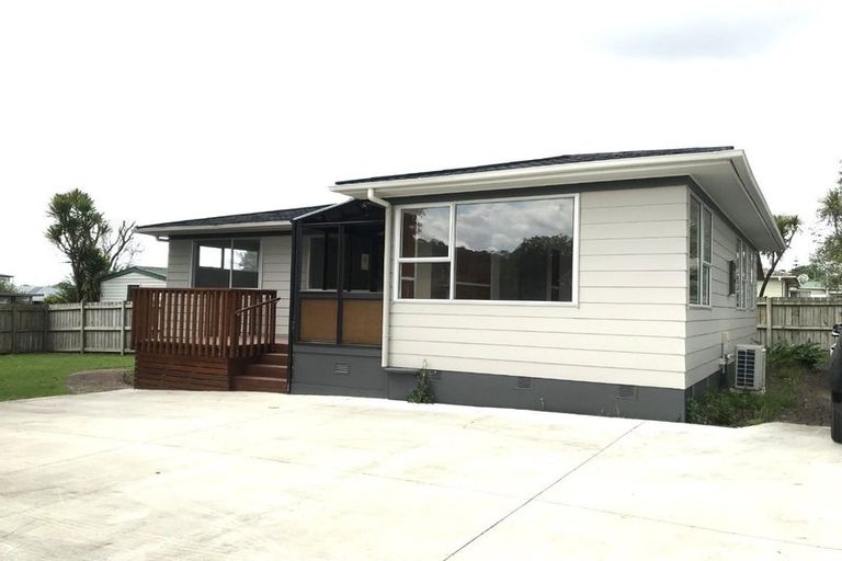 Photo of property in 2 Sabot Place, Massey, Auckland, 0614