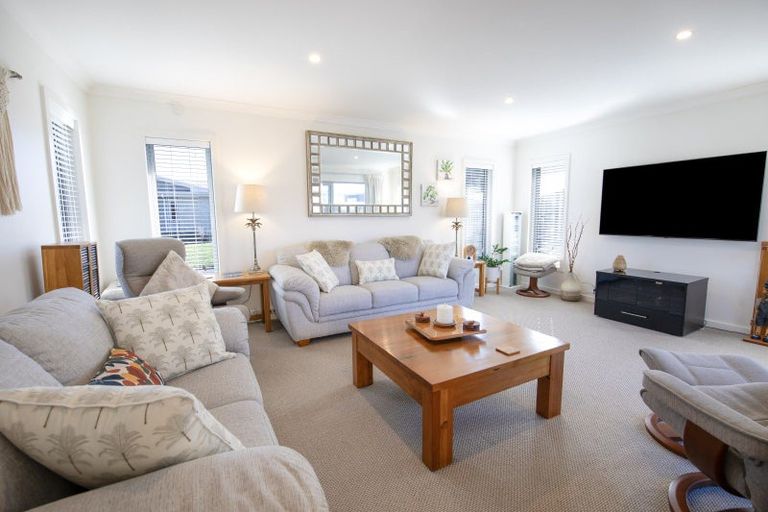 Photo of property in 2 Gregory Grove, Clive, 4102