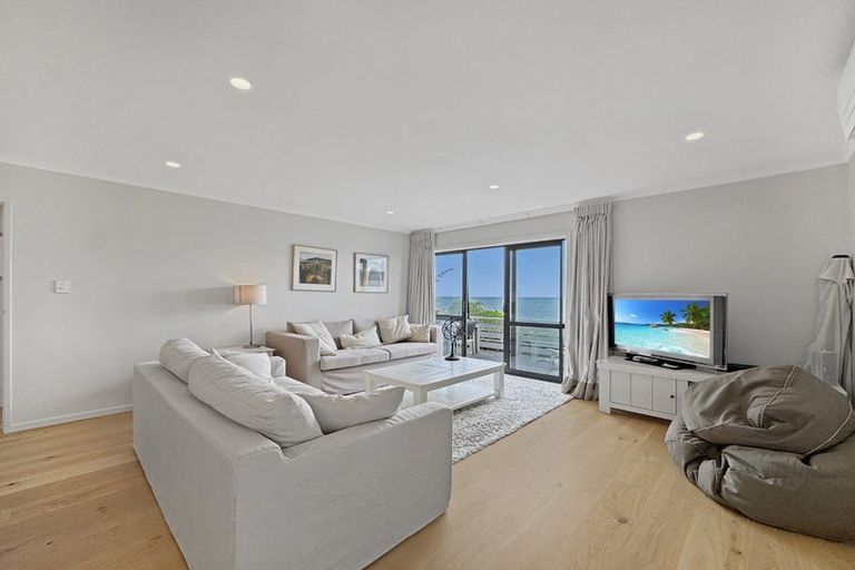 Photo of property in 123 Marine Parade, Seatoun, Wellington, 6022