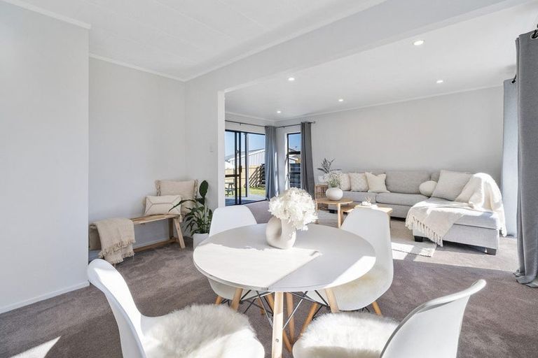 Photo of property in 18 Suzanne Grove, Kelvin Grove, Palmerston North, 4414