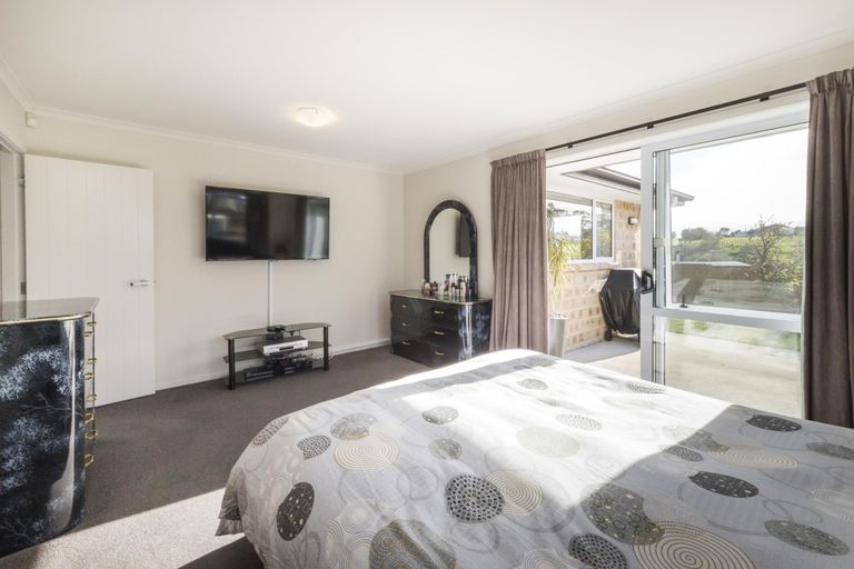 Photo of property in 28 Galea Grove, Kelvin Grove, Palmerston North, 4414