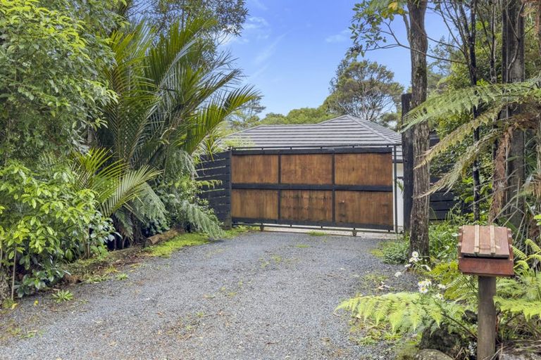Photo of property in 228 Mountain Road, Henderson Valley, Auckland, 0612