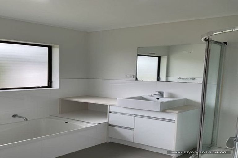 Photo of property in 2/67 Aviemore Drive, Highland Park, Auckland, 2010