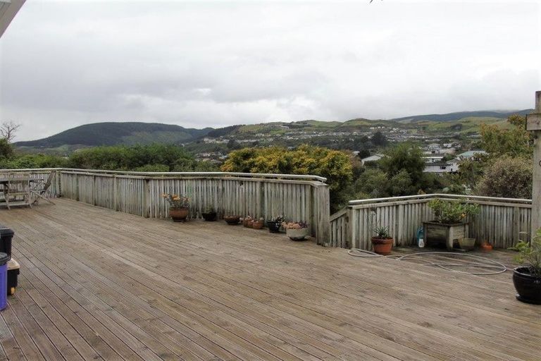 Photo of property in 15 Tainui Terrace, Tawa, Wellington, 5028