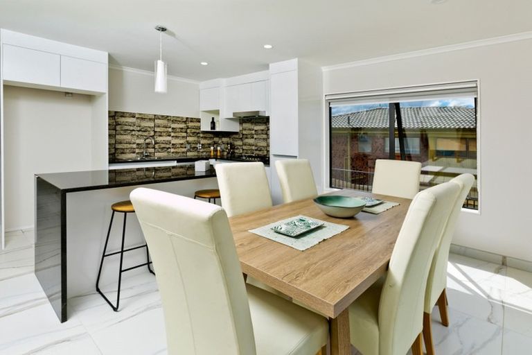 Photo of property in 4223d Great North Road, Glendene, Auckland, 0602