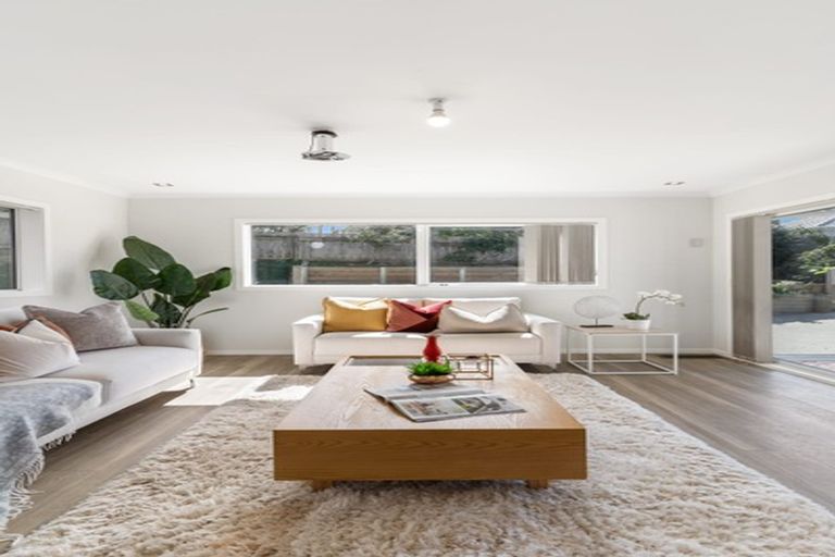 Photo of property in 2/55 Verran Road, Birkenhead, Auckland, 0626