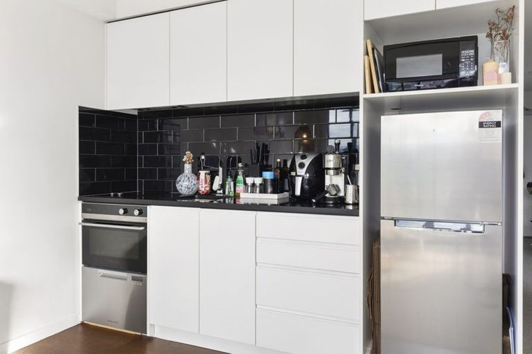 Photo of property in Alpha Apartments, 501/4 Elizabeth Street, Mount Victoria, Wellington, 6011