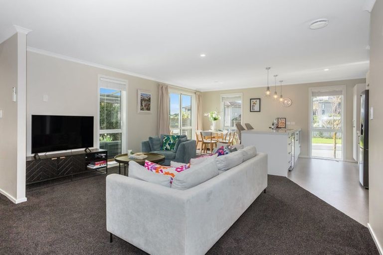 Photo of property in 11 Banks Boulevard, Whitby, Porirua, 5024