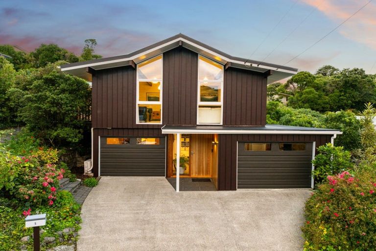 Photo of property in 5 Christina Grove, Normandale, Lower Hutt, 5010