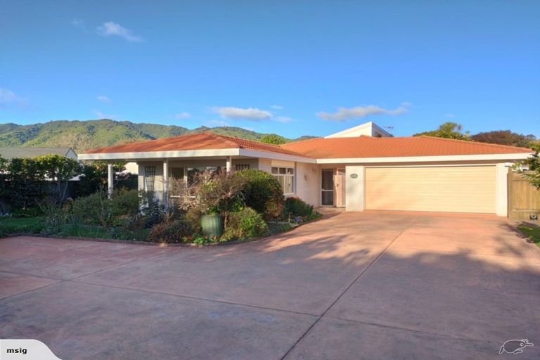 Photo of property in 393 Te Moana Road, Waikanae, 5036