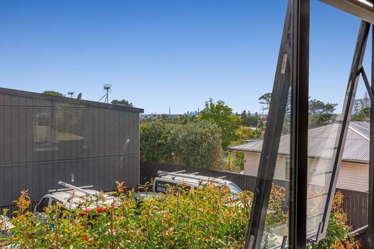 Photo of property in 1/8 Valron Road, Te Atatu South, Auckland, 0602