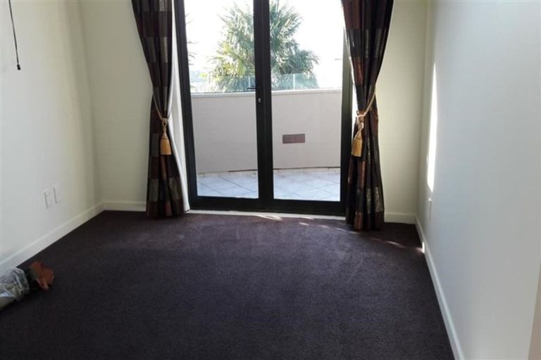 Photo of property in 19 Chivalry Road, Glenfield, Auckland, 0629