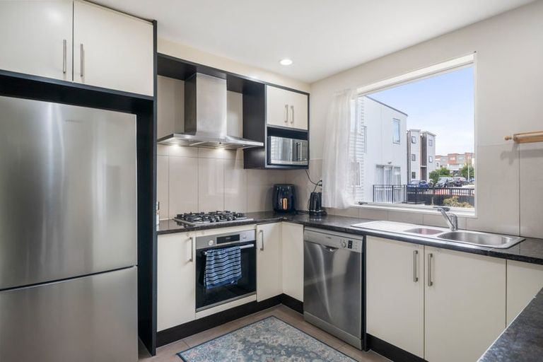 Photo of property in 14/6 Islington Avenue, New Lynn, Auckland, 0600