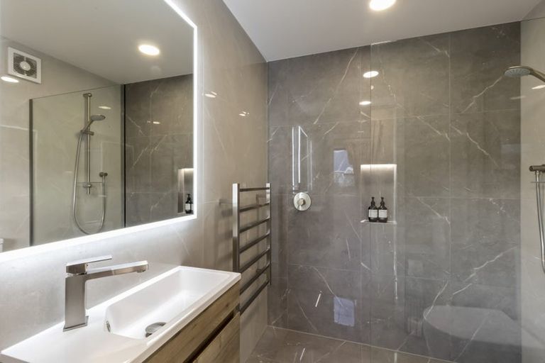 Photo of property in 18 Poplar Drive, Kelvin Heights, Queenstown, 9300