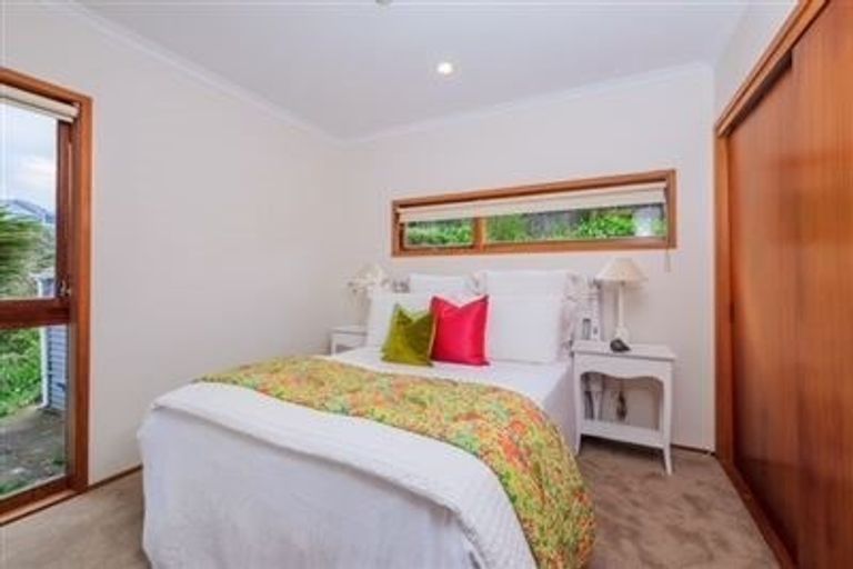 Photo of property in 6 Shearwater Rise, Rothesay Bay, Auckland, 0630