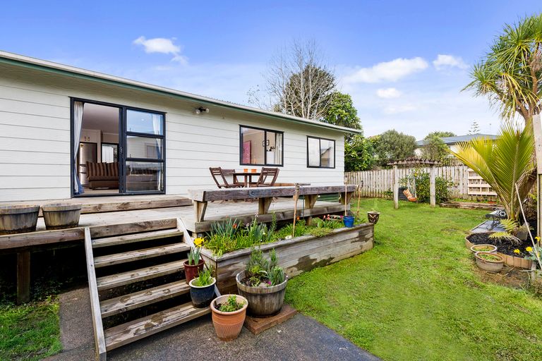 Photo of property in 2/20 Kamara Road, Glen Eden, Auckland, 0602