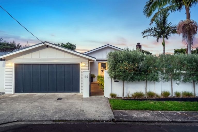 Photo of property in 36 Le Roy Terrace, Birkenhead, Auckland, 0626