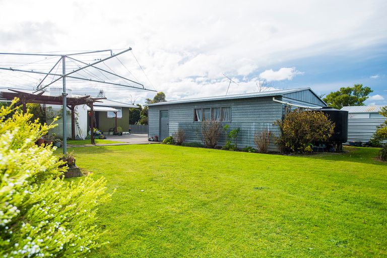 Photo of property in 11 Park Road, Patutahi, Gisborne, 4072