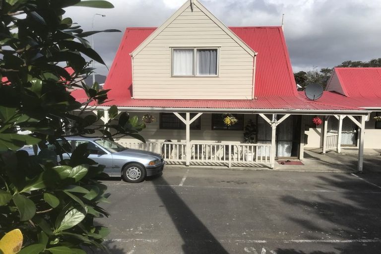 Photo of property in 252 Grounsell Crescent, Belmont, Lower Hutt, 5010