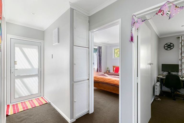 Photo of property in 25a Omega Street, Newlands, Wellington, 6037