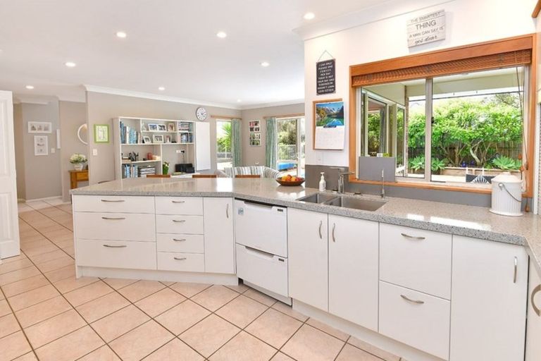 Photo of property in 168 Lakeside Drive, Orewa, 0931