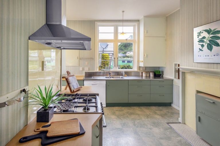 Photo of property in 224 Queens Drive, Lyall Bay, Wellington, 6022