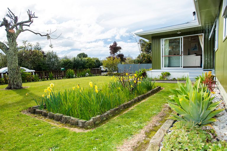 Photo of property in 11 Park Road, Patutahi, Gisborne, 4072