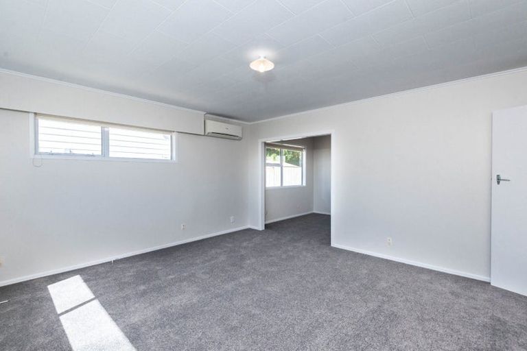 Photo of property in 12 Griffiths Grove, Newlands, Wellington, 6037
