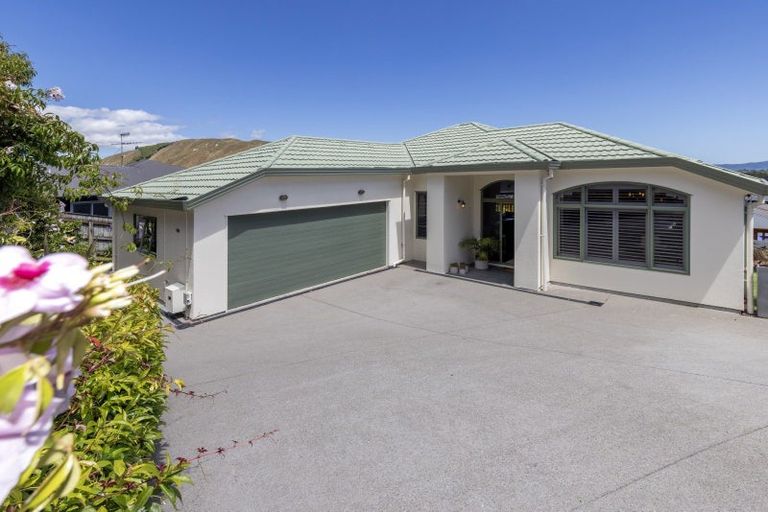 Photo of property in 56 Kakariki Grove, Waikanae, 5036