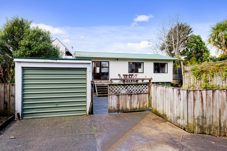Photo of property in 2/20 Kamara Road, Glen Eden, Auckland, 0602