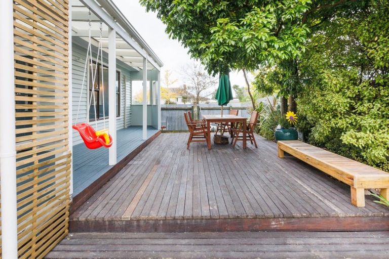 Photo of property in 11 Montrose Place, Takaro, Palmerston North, 4412