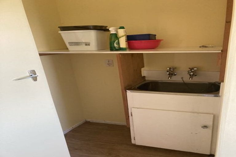 Photo of property in 8a Longcroft Terrace, Newlands, Wellington, 6037