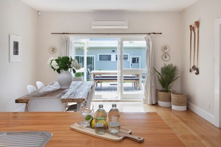 Photo of property in 26 Saint Andrews Square, Strowan, Christchurch, 8052