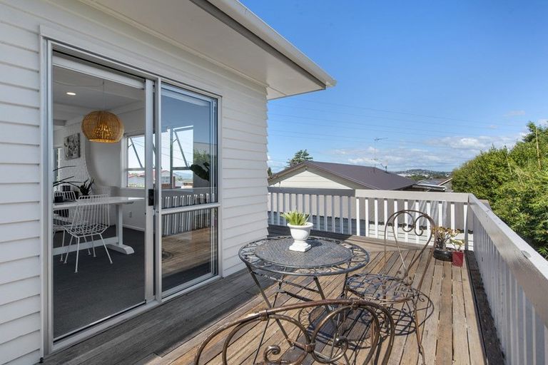 Photo of property in 17 Lyndhurst Road, Te Atatu South, Auckland, 0610