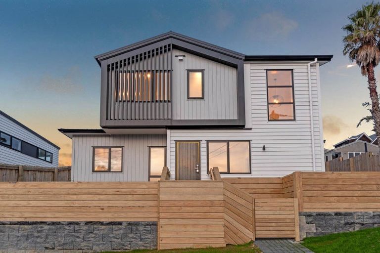Photo of property in 33d Garadice Road, Rothesay Bay, Auckland, 0630