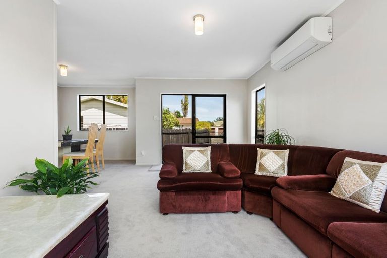 Photo of property in 2/26 Karepo Crescent, Ranui, Auckland, 0612