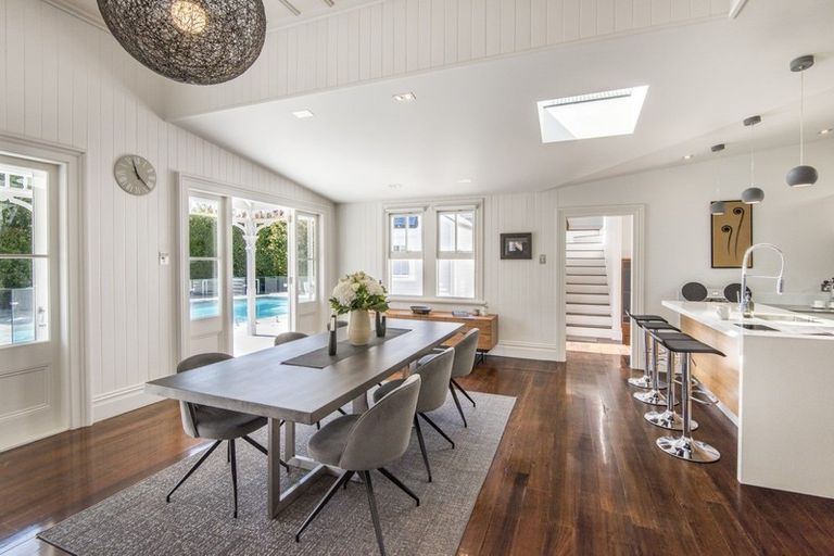 Photo of property in 52 Stanley Point Road, Stanley Point, Auckland, 0624