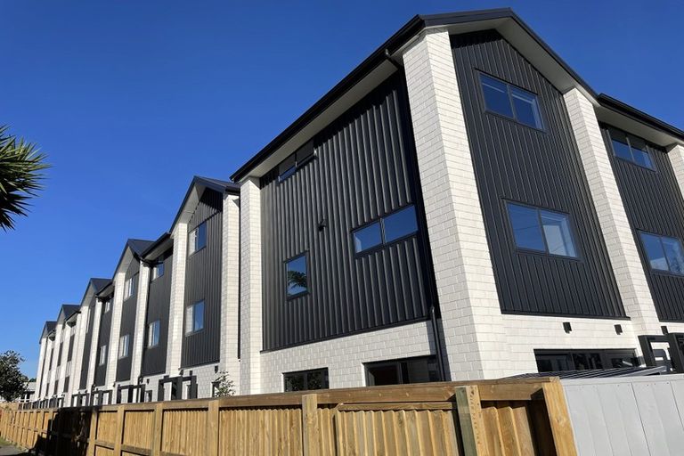 Photo of property in 8/22 Yeovil Road, Te Atatu Peninsula, Auckland, 0610