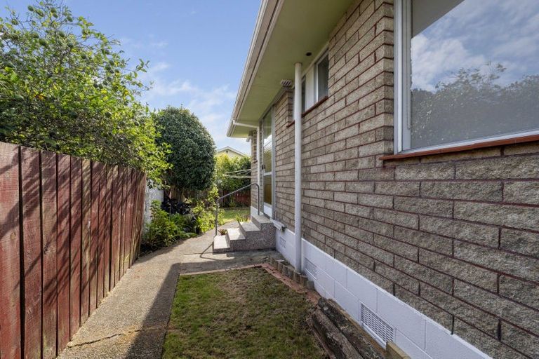 Photo of property in 2/4 Severn Place, Spotswood, New Plymouth, 4310