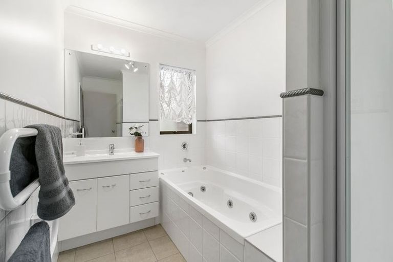 Photo of property in 15 Carisbrook Crescent, Papakura, 2110