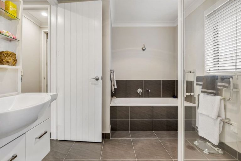 Photo of property in 38 Gilbransen Road, Kumeu, 0810