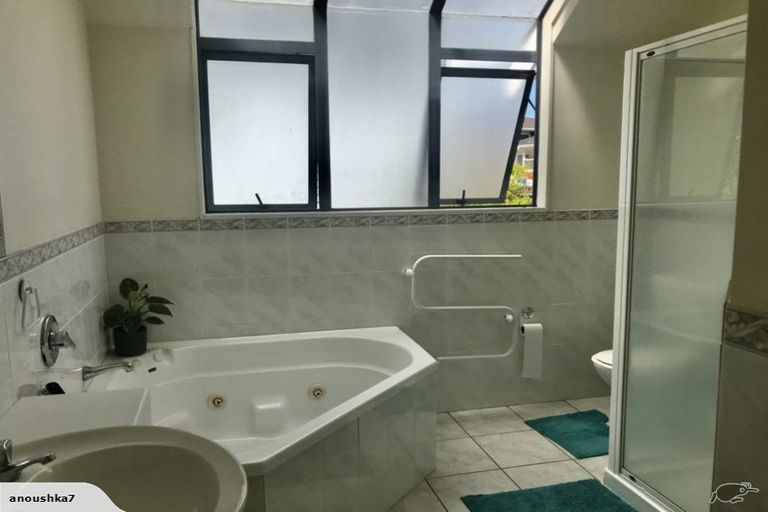 Photo of property in 176a East Coast Road, Forrest Hill, Auckland, 0620