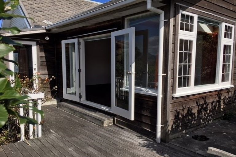 Photo of property in 9 Tai Paku Paku Road, Karaka Bays, Wellington, 6022